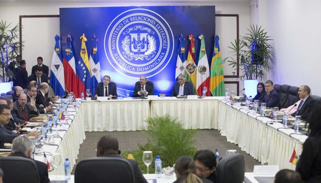 STO01. SANTO DOMINGO (REPÚBLICA DOMINICANA), 13/01/2018.- Vista general durante la reunión entre representantes del gobierno y la oposición de Venezuela hoy, sábado 13 de enero de 2018, en la sede del ministerio dominicano de Exteriores, en Santo Domingo (República Dominicana). El Gobierno y la oposición venezolana prosiguen este sábado las conversaciones que iniciaron este jueves en Santo Domingo en busca de un acuerdo para intentar solucionar la crisis que vive ese país. EFE/Orlando Barría