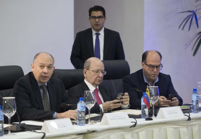 STO08. SANTO DOMINGO (REPÚBLICA DOMINICANA), 13/01/2018.- El diputado venezolano opositor Julio Borges (d), junto a Vicente Díaz (c), y Gustavo Velásquez (i), representantes de la oposición, se reúnen con delegados del gobierno venezolano hoy, sábado 13 de enero de 2018, en la sede del ministerio dominicano de Exteriores, en Santo Domingo (República Dominicana). El Gobierno y la oposición venezolana prosiguen este sábado las conversaciones que iniciaron este jueves en Santo Domingo en busca de un acuerdo para intentar solucionar la crisis que vive ese país. EFE/Orlando Barría