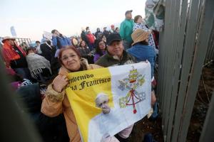 Cerca de la mitad de los fieles previstos asiste a misa del Papa en Temuco (Fotos)