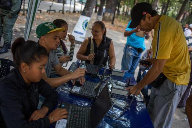 Ciudadanos participan en el proceso de validación de partidos políticos hoy, sábado 27 de enero de 2018, en Caracas (Venezuela). Dos partidos opositores de Venezuela iniciaron hoy un proceso de validación -que durará dos días- exigido por la plenipotenciaria y oficialista Asamblea Nacional Constituyente (ANC) para poder participar en las elecciones presidenciales que tendrán lugar en el país antes de mayo. EFE/CRISTIAN HERNÁNDEZ