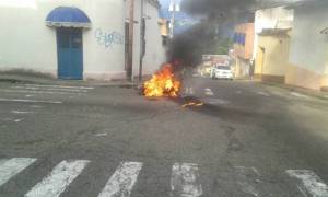 Turba propinó una violenta paliza a delincuente que atracaba a una mujer en San Cristóbal