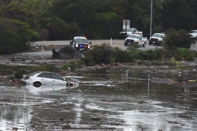 Vehículos abandonados flotando entre agua y escombros tras un deslave en Montecito, EEUU, ene 9, 2018.   Mike Eliason/Santa Barbara County Fire Department/Handout via REUTERS   IMAGEN CEDIDA POR TERCEROS