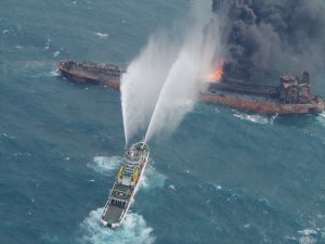 Se hunde petrolero iraní en llamas en el mar de China