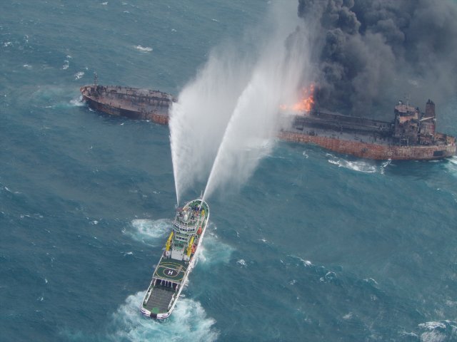 Un barco de rescate intenta extinguir el incendio enm el tanquero iraní Sanchi en el Mar de China Oriental. 10 enero 2018.  Décima Sede Regional de la Guardia Costera de Japón/entrega vía Reuters