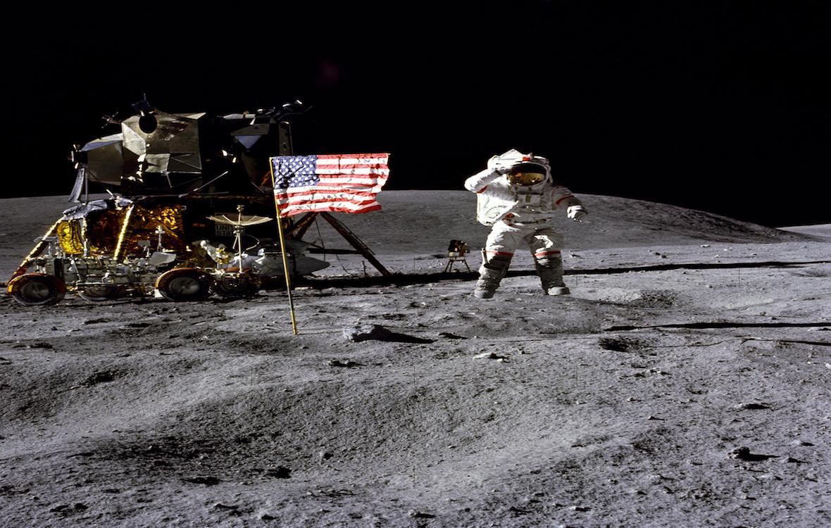 Muere el astronauta John Young, el noveno hombre en pisar la Luna