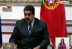 ¡A punto de estallar! Así le queda el traje a Nicolás Maduro (video)