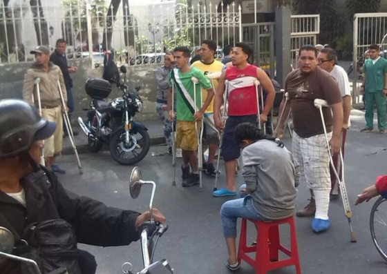 Pacientes del Hospital Vargas protestan por falta de insumos para ser operados (fotos)