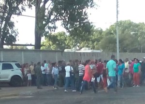 Familiares de detenidos por saqueos piden información frente al destacamento de la GNB de Calabozo (fotos)