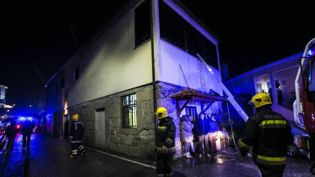 Los servicios de emergencia junto al local incendiado en Vila Nova Da Rainha. RTP MARIA JOAO GALA (AFP)