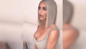 ¡Lo vuelve a hacer! Kim Kardashian muestra sus pechos semidesnudos frente al espejo