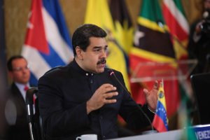 Luego de una hora de “gamelote”, Nicolás denuncia en la ALBA “persecución financiera” a Venezuela