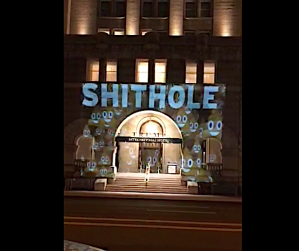“Este lugar es una mierda”, proyectan en la fachada de hotel Trump en Washington (fotos)