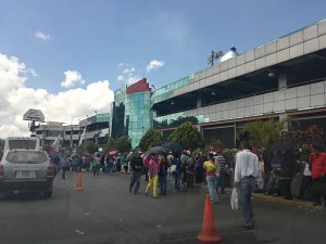 Con lacrimógenas pretenden controlar a compradores de SuperLíder de Carrizal