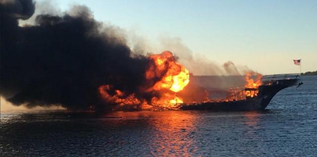 En esta fotografía proporcionada por el condado Pasco, las llamas devoran un transbordador el domingo 14 de enero de 2018 en el área de Tampa Bay