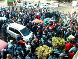 Trabajadores cementeros en Puerto La Cruz protestan para exigir mejoras salariales #8Ene (Fotos y video)
