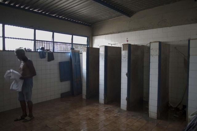 A Venezuelan elder refugee waits for his turn to take a shower at a shelter in the city of Boa Vista, Roraima, Brazil, on February 24, 2018. When the Venezuelan migratory flow exploded in 2017 the city of Boa Vista, the capital of Roraima, 200 kilometres from the Venezuelan border, began to organise shelters as people started to settle in squares, parks and corners of this city of 330,000 inhabitants of which 10 percent is now Venezuelan. / AFP PHOTO / MAURO PIMENTEL