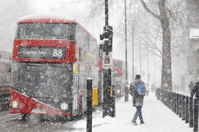 A blizzard hits central London as temperatures remain below freezing on February 28, 2018. Europe remained Wednesday gripped by a blast of Siberian weather which has killed at least 24 people and carpeted palm-lined Mediterranean beaches in snow. / AFP PHOTO / Tolga AKMEN