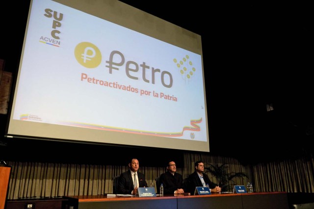 (L to R) Venezuelan Minister of Science, Technology and University Education Hugbel Roa, the president of the Central Bank of Venezuela (BCV) Ramon Lobo and Venezuelan Cryptocurrency Superintendent Carlos Vargas, deliver a press conference at the Central Bank's (BCV) headquarters in Caracas on January 31, 2018. Venezuelan President Nicolas Maduro signed the proposal of a new digital currency called "Petro" to try to combat the economic crisis. / AFP PHOTO / FEDERICO PARRA