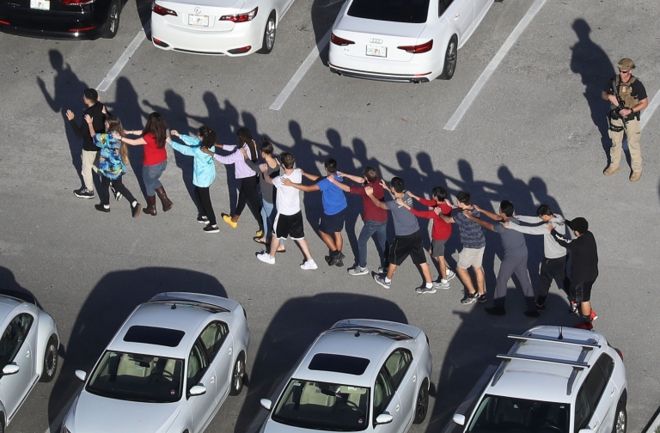 Agente armado en escuela de Florida renuncia tras no enfrentar a atacante
