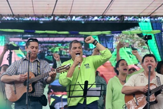 El expresidente ecuatoriano Rafael Correa canta a sus partidarios durante una convención de su partido en Ciudad Esmeraldas. Foto de archivo. REUTERS/Daniel Tapia