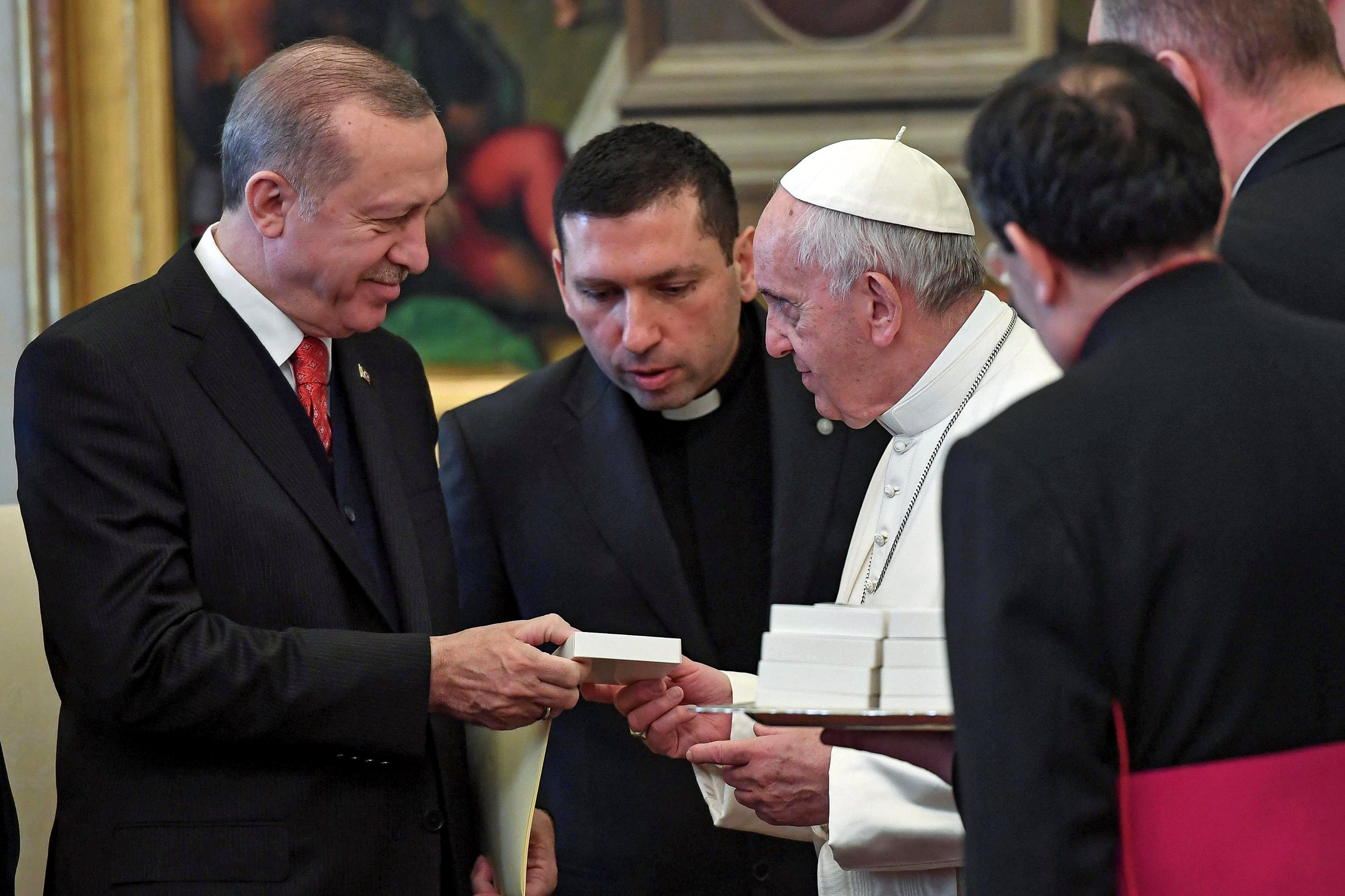 El papa Francisco obsequia un símbolo de paz al presidente turco Erdogan