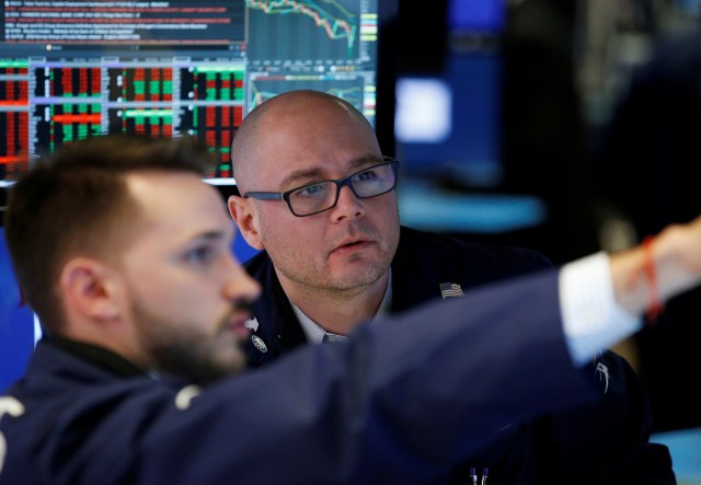 Operadores trabajando en la bolsa de Wall Street en Nueva York, feb 5, 2018. REUTERS/Brendan McDermid