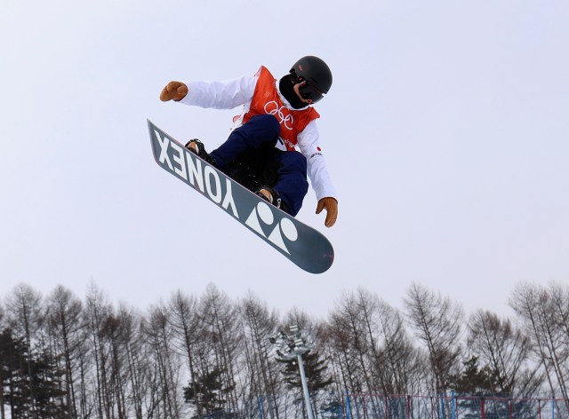 El snowboarder japonés Yuto Totsuka, de 16 años, Febrero 9, 2018 - Yuto Totsuka of Japan trains. REUTERS/Mike Blake