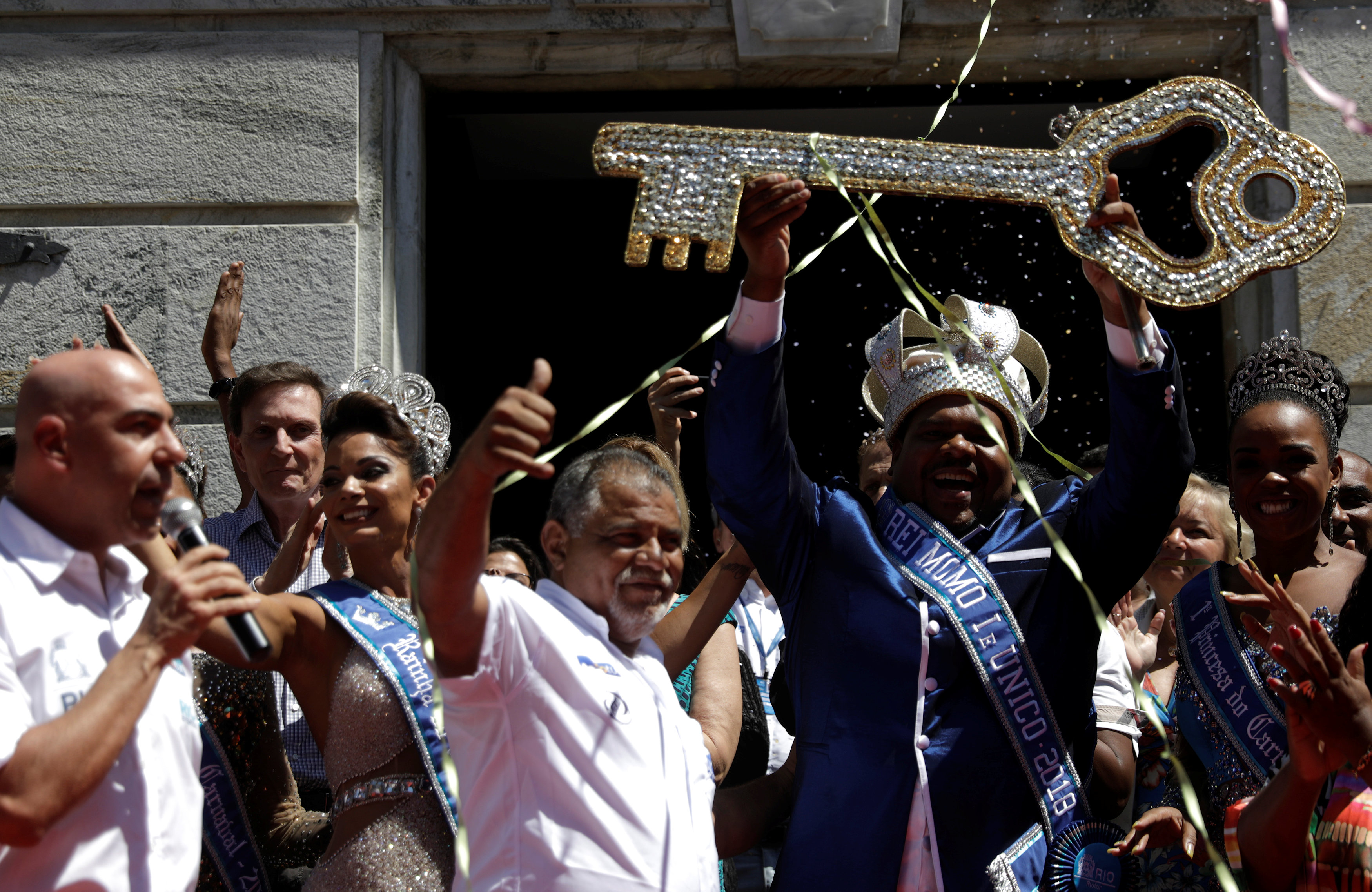 Alcalde de Rio hace las paces con el Carnaval en su arranque