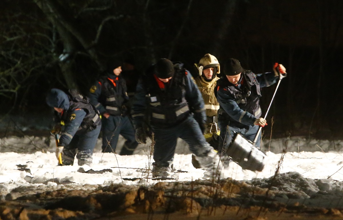 Así se realizan las labores de rescate de los cuerpos de los fallecidos en el avión que cayó en Moscú