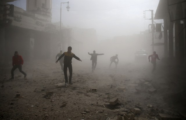 Civiles y miembros de la Defensa Civil huyendo de un ataque aéreo en Douma, Siria, feb 6, 2018. REUTERS/ Bassam Khabieh