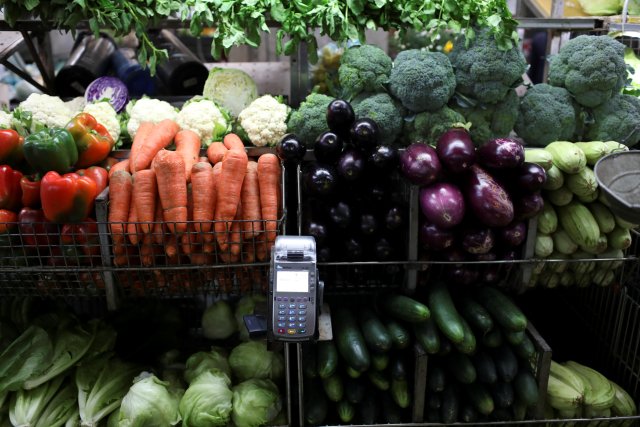 A point-of-sale (POS) device is seen in a fruit and vegetables stall at Chacao Municipal Market in Caracas, Venezuela January 19, 2018. Picture taken January 19, 2018. REUTERS/Marco Bello