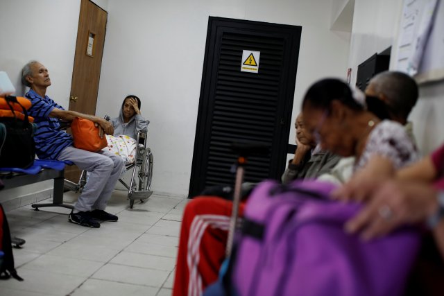 Los pacientes con enfermedad renal y sus familiares esperan en la sala de espera de un centro de diálisis en Caracas, Venezuela, el 6 de febrero de 2018. Foto tomada el 6 de febrero de 2018. REUTERS / Carlos Garcia Rawlins