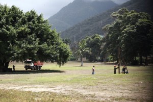 Vieja promesa de Chávez se cumple con expropiación de campo de golf en Caraballeda
