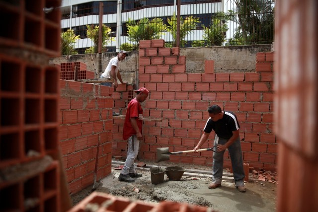 Se ve a los trabajadores de la construcción trabajando en una nueva infraestructura en un campo de golf expropiado del Caraballeda REUTERS/Adriana Loureiro      