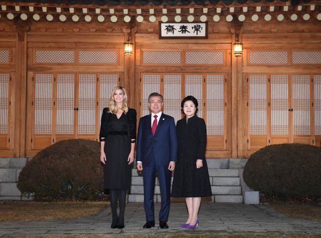 El presidente de Corea del Sur Moon Jae-In, su esposa Kim Jung-sook e Ivanka Trump posan para una fotografía durante su cena en la Casa Azul Presidencial en Seúl, Corea del Sur, el 23 de febrero de 2018. REUTERS / Kim Min-Hee / Pool