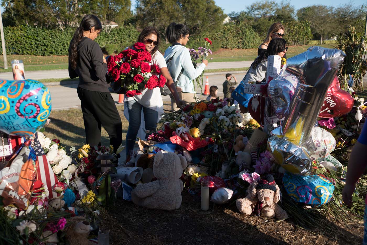 Padres de Joaquín Oliver colocan mural frente a fábrica del rifle que usó asesino de Parkland (Fotos)