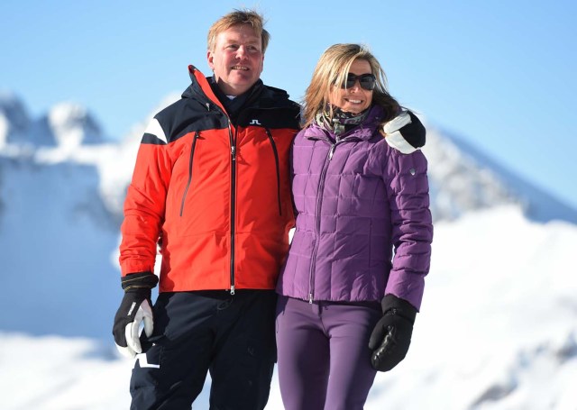 El rey Willem-Alexander y la reina Máxima de los Países Bajos posan durante una sesión de fotos en la estación de esquí alpino de Lech am Arlberg, Austria, el 26 de febrero de 2018. REUTERS / Andreas Gebert