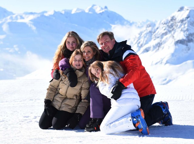 El Rey Willem-Alexander y la Reina Máxima de los Países Bajos posan con sus hijas la Princesa Ariane, la Princesa Alexia y la Princesa Catharina-Amalia durante un photocall en la estación de esquí alpino de Lech am Arlberg, Austria, 26 de febrero de 2018. REUTERS / Andreas Gebert