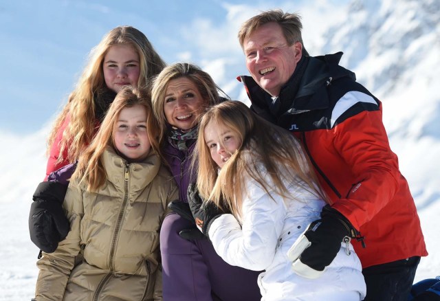 El Rey Willem-Alexander y la Reina Máxima de los Países Bajos posan con sus hijas la Princesa Ariane, la Princesa Alexia y la Princesa Catharina-Amalia durante un photocall en la estación de esquí alpino de Lech am Arlberg, Austria, 26 de febrero de 2018. REUTERS / Andreas Gebert