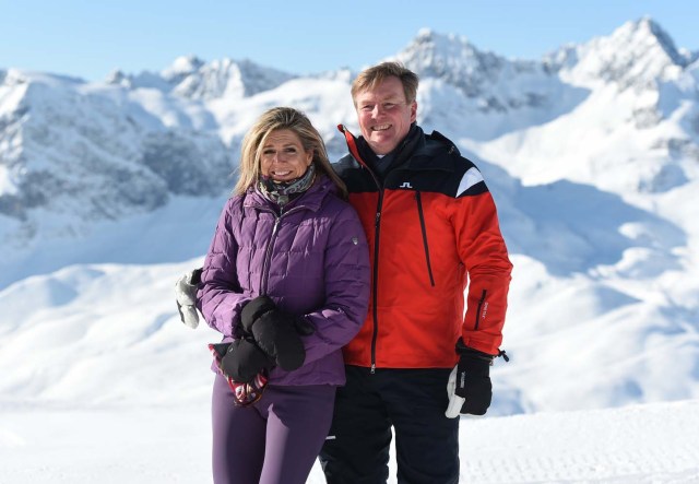 El rey Willem-Alexander y la reina Máxima de los Países Bajos posan durante una sesión de fotos en la estación de esquí alpino de Lech am Arlberg, Austria, el 26 de febrero de 2018. REUTERS / Andreas Gebert