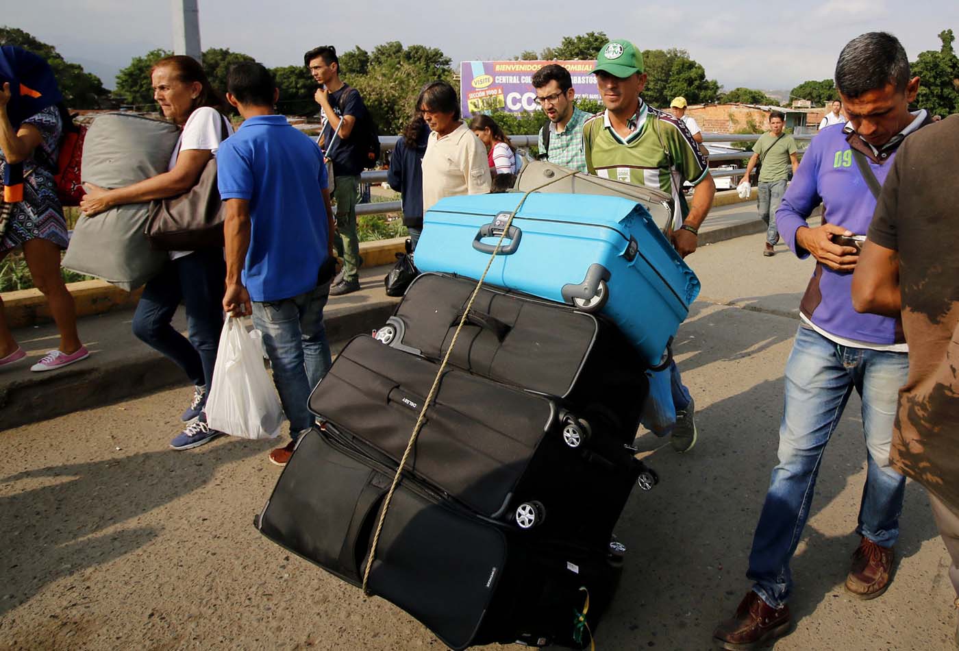 Cerca de tres mil venezolanos salen diariamente de Colombia por Rumichaca