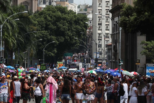 BRA01. RÍO DE JANEIRO (BRASIL), 10/02/2018.- Miles de personas disfrutan del desfile del bloco Cordao da Bola Preta, la comparsa carnavalesca más antigua y popular de Río de Janeiro, que conmemora hoy, sábado 10 de febrero de 2018, su primer centenario con un espectacular desfile que fue seguido por al menos un millón de personas por las calles del centro de esta ciudad brasileña. La Bola Preta (Pelota Negra), como es popularmente conocida, fue uno de los primeros blocos en salir este sábado de carnaval de entre las cerca de 80 comparsas que desfilarán tan sólo hoy para el delirio de seis millones de personas que, se calcula, participarán de las fiestas callejeras y gratuitas de este año en Río de Janeiro. EFE / Marcelo Sayão