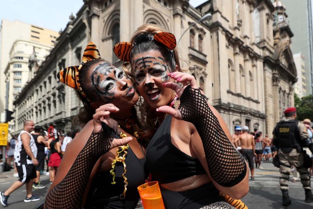 BRA01. RÍO DE JANEIRO (BRASIL), 10/02/2018.- Miembros del bloco Cordao da Bola Preta, la comparsa carnavalesca más antigua y popular de Río de Janeiro, conmemoran hoy, sábado 10 de febrero de 2018, su primer centenario con un espectacular desfile que fue seguido por al menos un millón de personas por las calles del centro de esta ciudad brasileña. La Bola Preta (Pelota Negra), como es popularmente conocida, fue uno de los primeros blocos en salir este sábado de carnaval de entre las cerca de 80 comparsas que desfilarán tan sólo hoy para el delirio de seis millones de personas que, se calcula, participarán de las fiestas callejeras y gratuitas de este año en Río de Janeiro. EFE / Marcelo Sayão