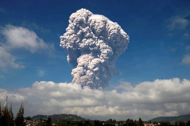 Volcán indonesio Sinabung expulsa una gran nube de ceniza (Foto)