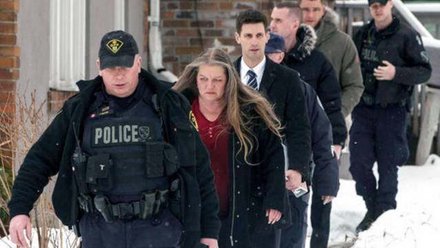 La profesora de antropología forense Kathy Guspier camina junto con policías en una propiedad en el caso del presunto asesino serial Bruce McArthur, el jueves 8 de febrero del 2018 en Toronto, Canadá. The Canadian Press vía AP Chris Young