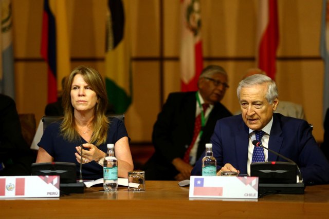 Heraldo Munoz and Peru's Foreign Minister Cayetana Aljovin REUTERS/Ivan Alvarado