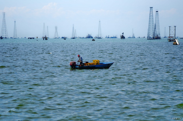 Lancha de Pdvsa choca contra pozo petrolero en el lago de Maracaibo