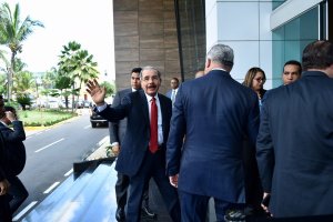 Danilo Medina llega a cancillería dominicana para continuar proceso de negociación (Video)