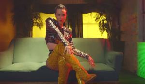 ¡Boobies y nalgas! El nuevo y provocativo video musical de  Diosa Canales