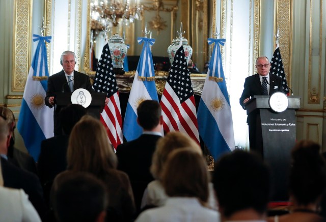 El secretario de Estado de Estados Unidos, Rex Tillerson (i), y el ministro argentino de Relaciones Exteriores, Jorge Faurie (d), ofrecen una rueda de prensa hoy, domingo 4 de febrero de 2018, en Buenos Aires (Argentina). Tillerson y el canciller argentino, Jorge Faurie, anunciaron hoy que estudian implementar sanciones petroleras a Venezuela para presionar al mandatario Nicolás Maduro y que regrese a un "régimen constitucional". EFE/David Fernandez